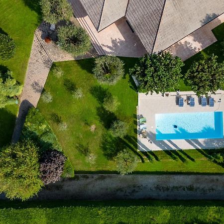 Villa Carini With 3000 Mq Garden & Heated Pool 卡斯特努沃德加尔达 外观 照片