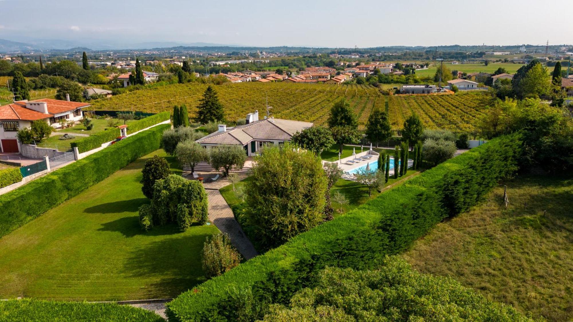 Villa Carini With 3000 Mq Garden & Heated Pool 卡斯特努沃德加尔达 外观 照片
