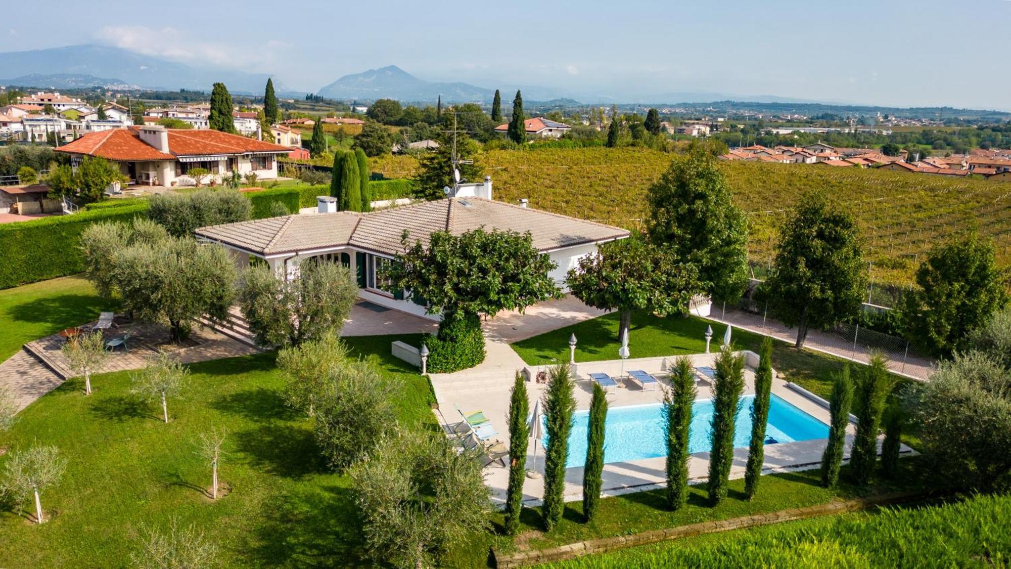 Villa Carini With 3000 Mq Garden & Heated Pool 卡斯特努沃德加尔达 外观 照片
