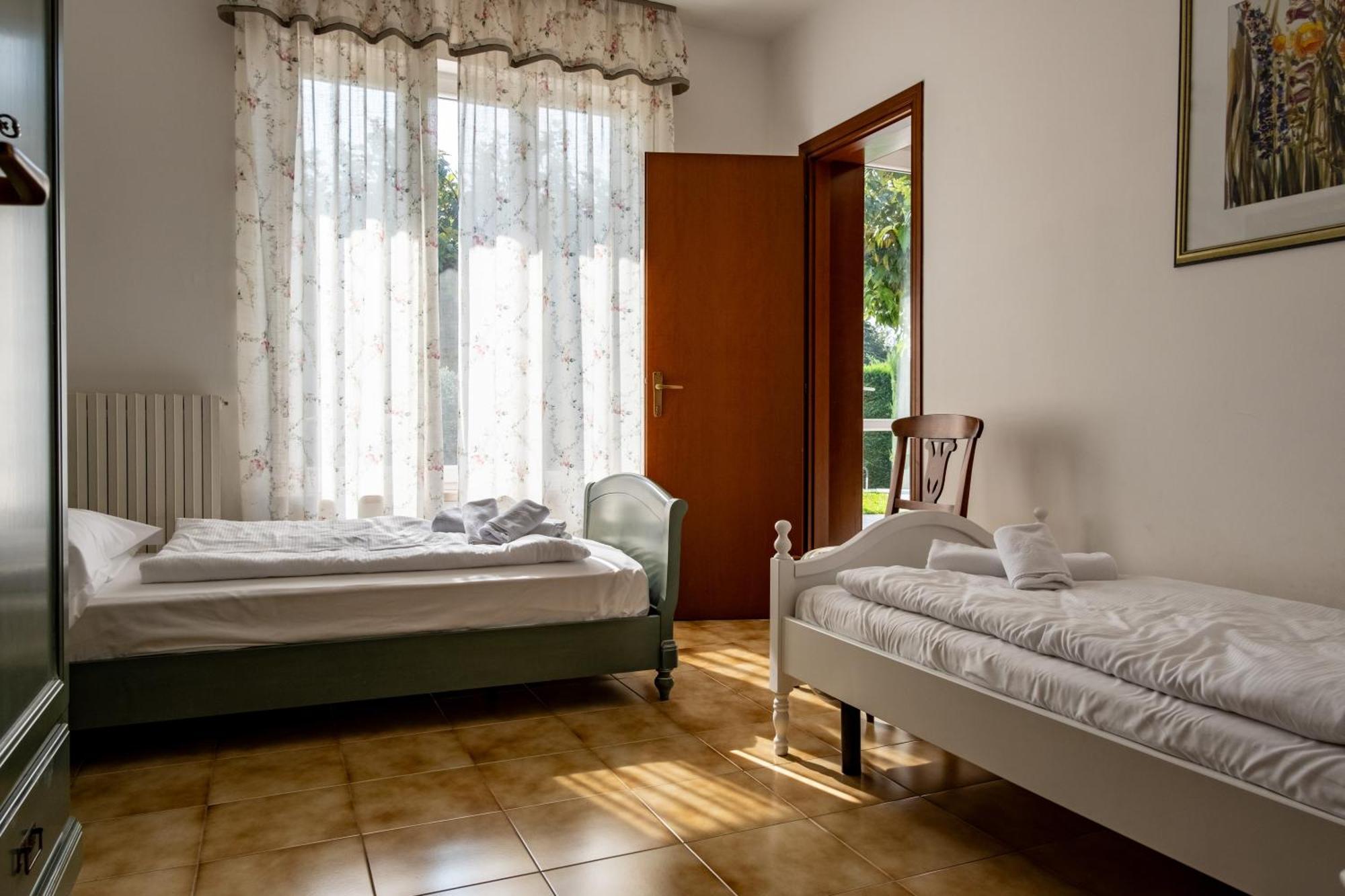 Villa Carini With 3000 Mq Garden & Heated Pool 卡斯特努沃德加尔达 外观 照片