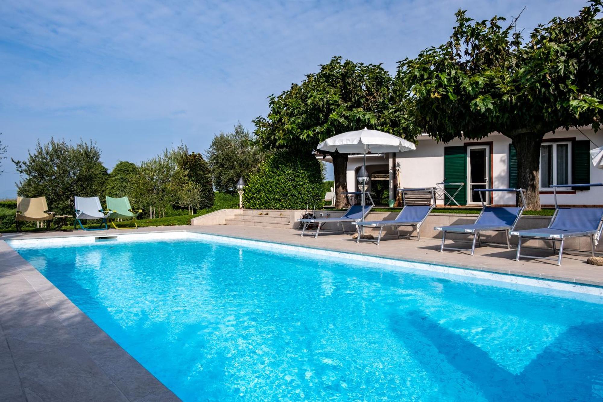 Villa Carini With 3000 Mq Garden & Heated Pool 卡斯特努沃德加尔达 外观 照片