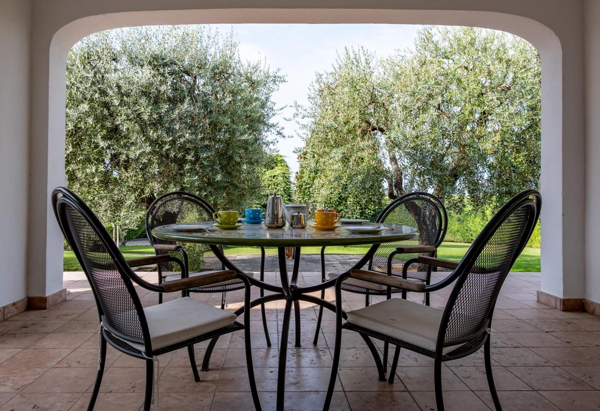 Villa Carini With 3000 Mq Garden & Heated Pool 卡斯特努沃德加尔达 外观 照片