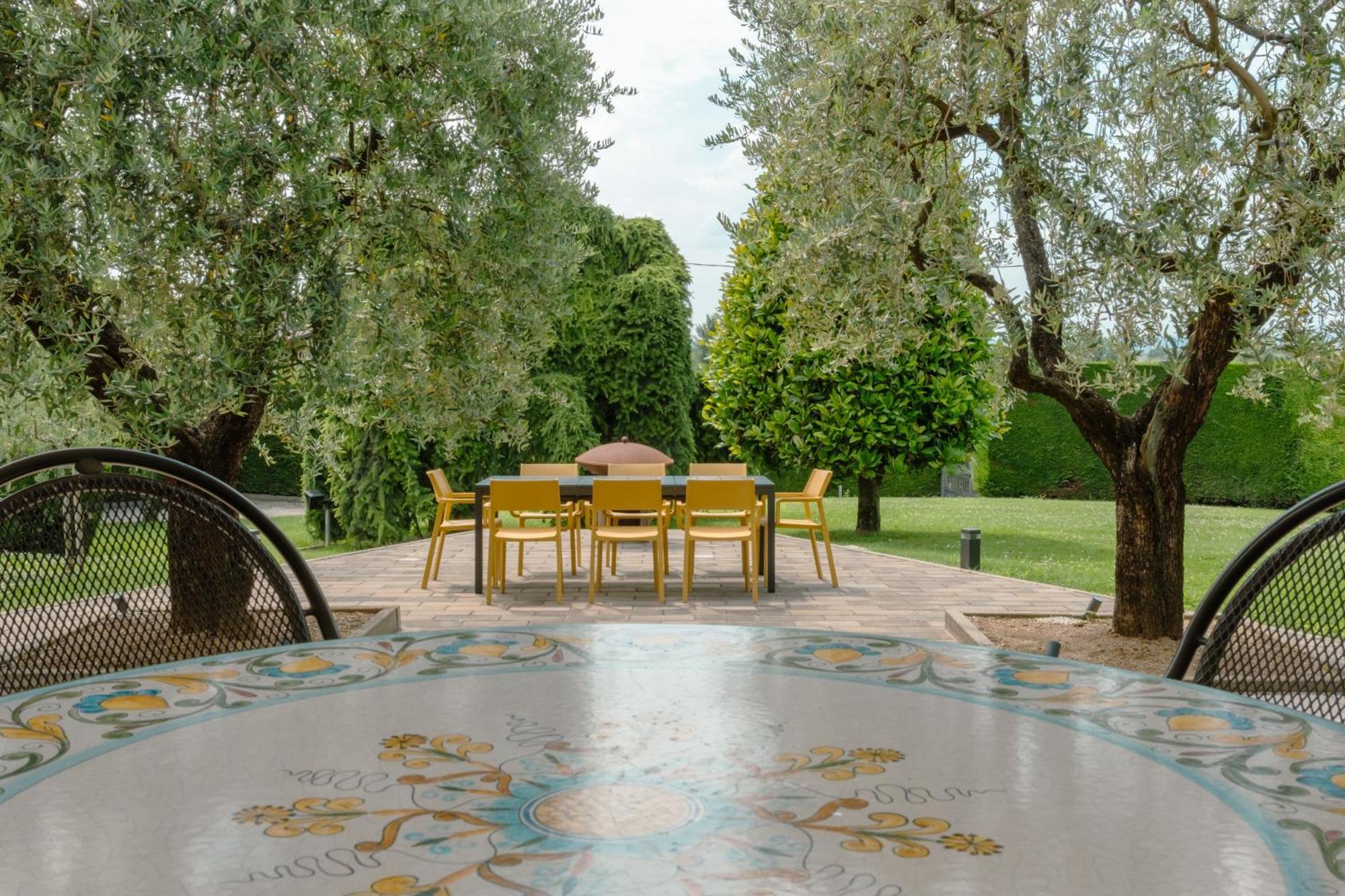 Villa Carini With 3000 Mq Garden & Heated Pool 卡斯特努沃德加尔达 外观 照片