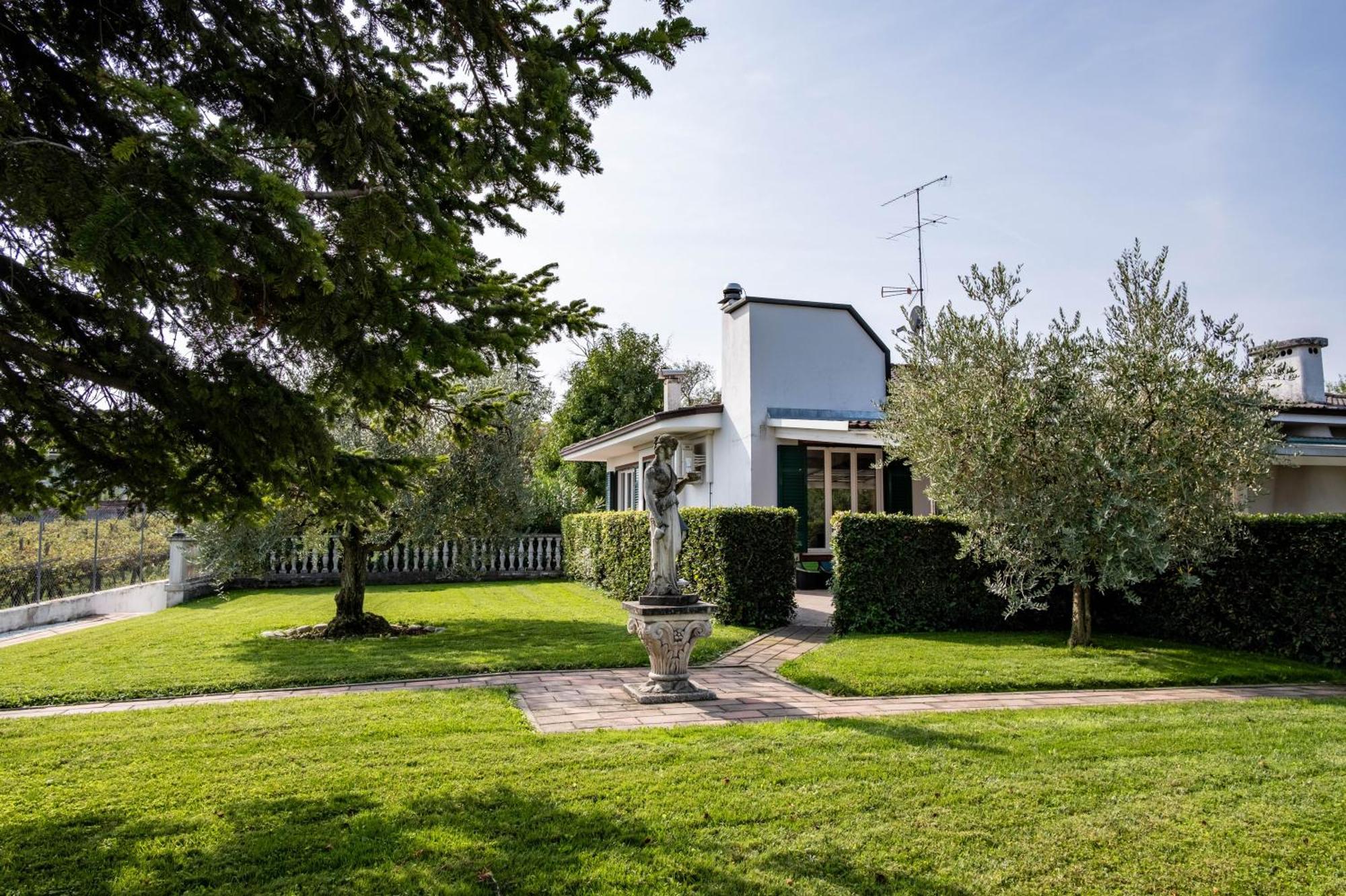 Villa Carini With 3000 Mq Garden & Heated Pool 卡斯特努沃德加尔达 外观 照片