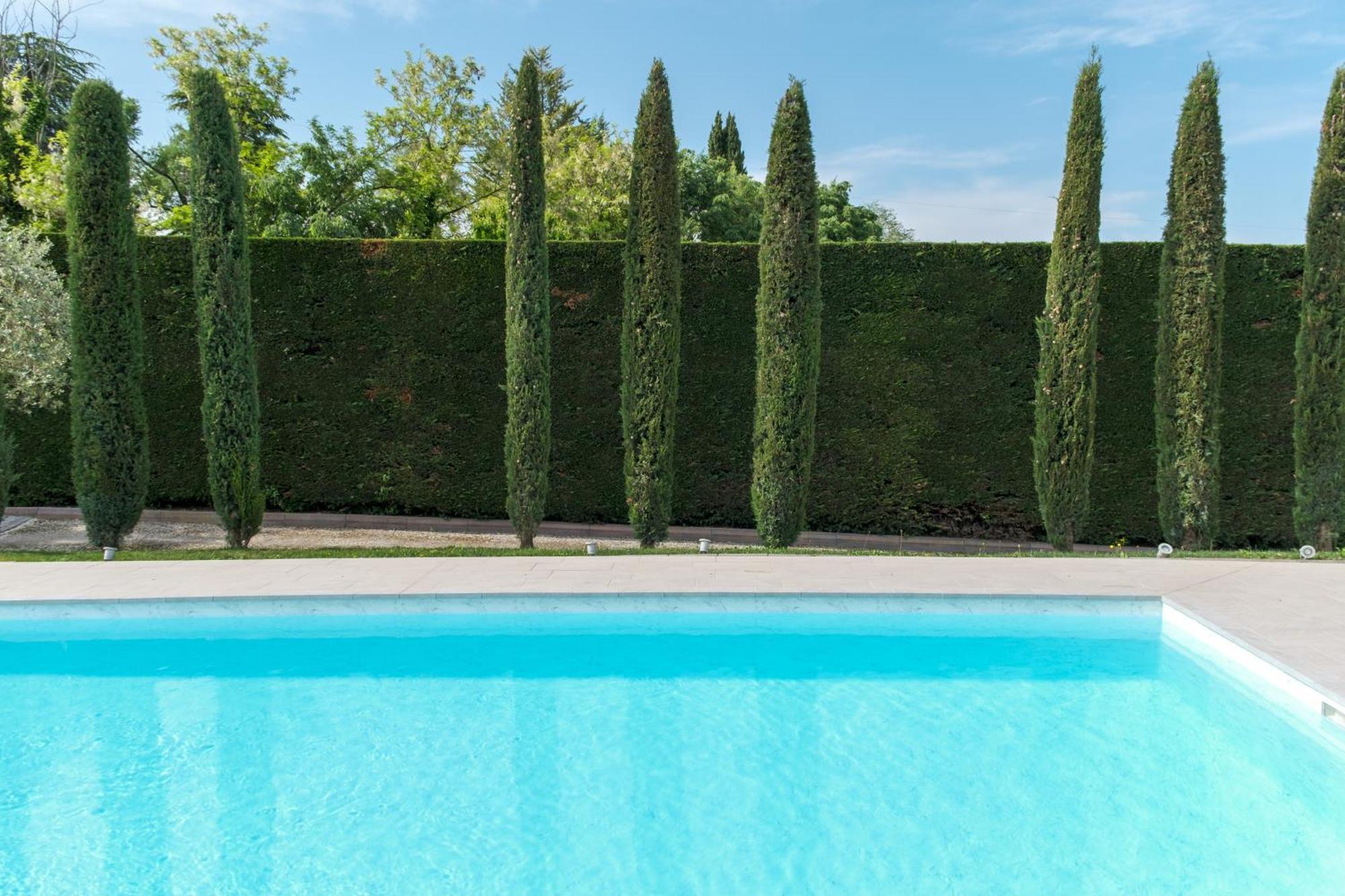 Villa Carini With 3000 Mq Garden & Heated Pool 卡斯特努沃德加尔达 外观 照片
