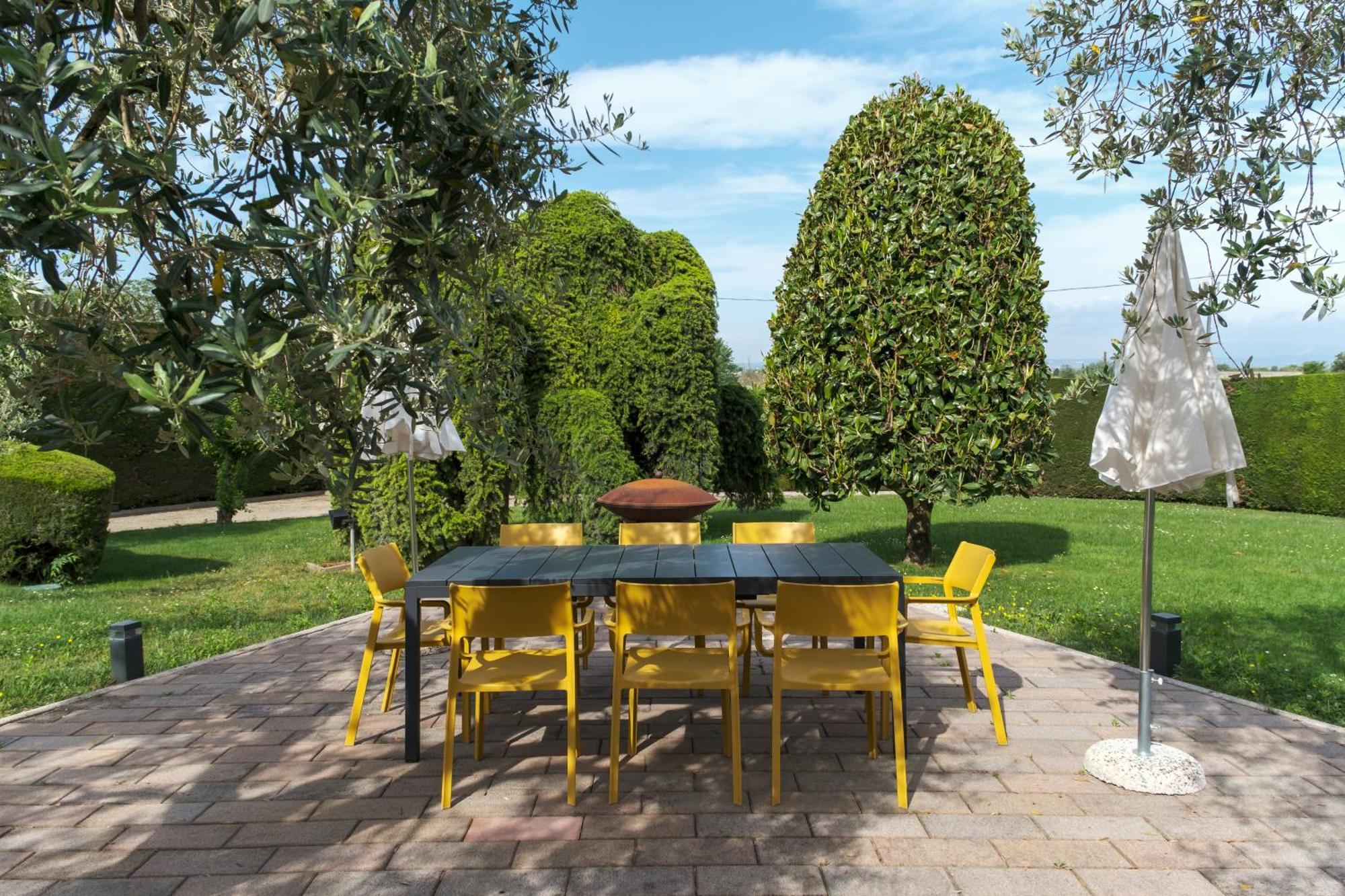 Villa Carini With 3000 Mq Garden & Heated Pool 卡斯特努沃德加尔达 外观 照片