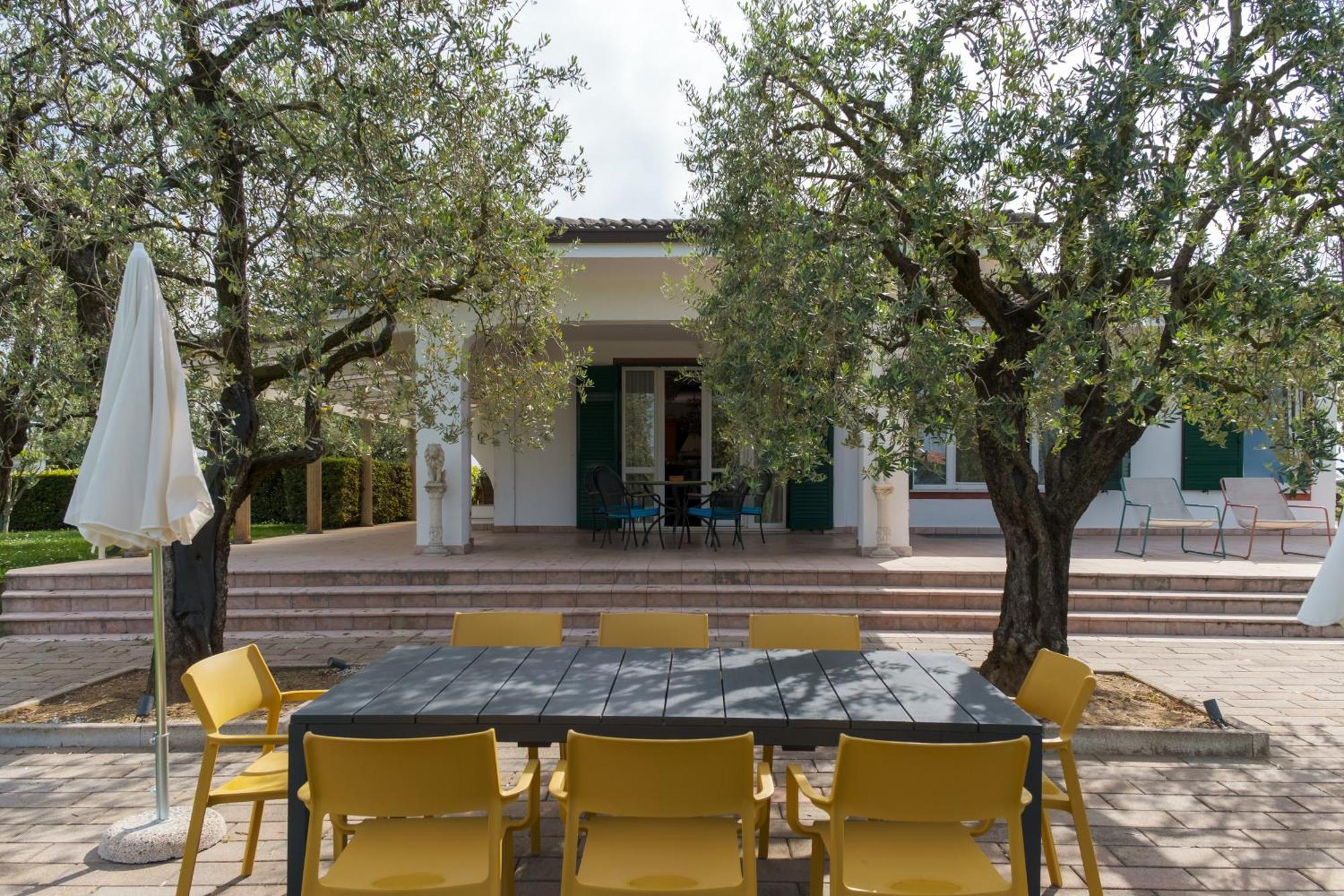 Villa Carini With 3000 Mq Garden & Heated Pool 卡斯特努沃德加尔达 外观 照片